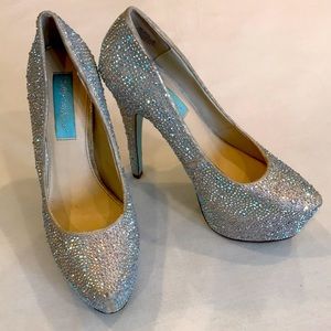 Cute all over sparkle Betsey Johnson size 7 pumps